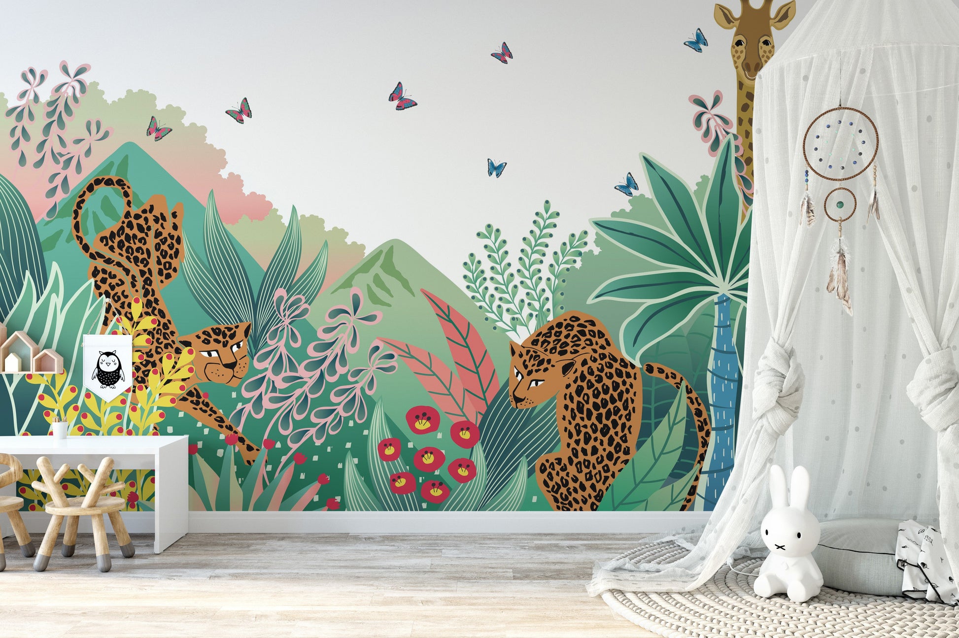 Playful leopard and giraffe kids' wallpaper
